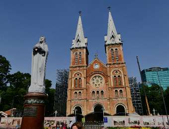 P1160162 Altes historisches Kirchengebäude in Ho Chi Minh Stadt in Süd-Vietnam , der Name ist Notre-Dame
